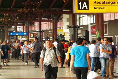 Penjemput menanti penumpang pesawat di area kedatangan Bandara Soekarno Hatta/Ilustrasi